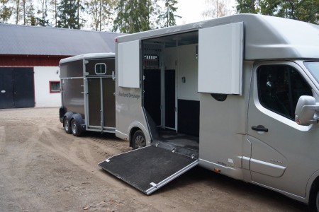 Bred lastningsramp med säkra gångjärn...ingen risk att fastna med hov eller sko